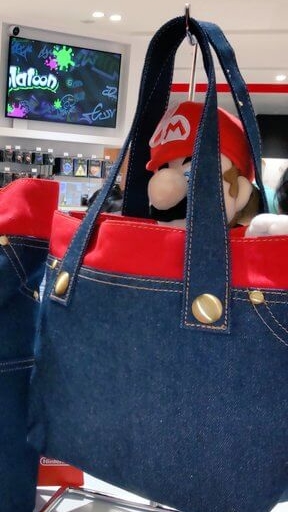 Nintendo TOKYO(ニンテンドートーキョー)で買ったマリオ柄のトートバッグ